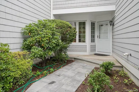 $859,900 | 8 Oakcrest Lane, Hastings-on-Hudson, NY 10706