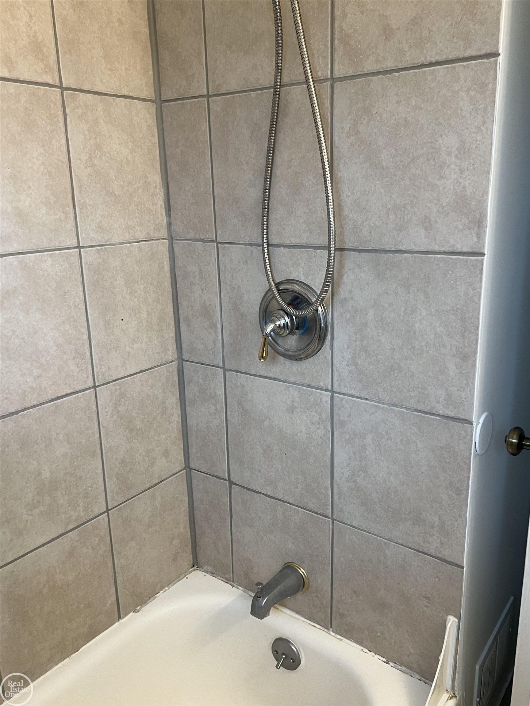 2519 Hartline Drive Rochester, MI 48309 - Photo 21 of 42 50137529-b87f43b4-ae8a-4267-a9d6-ce454bf07885.JPG