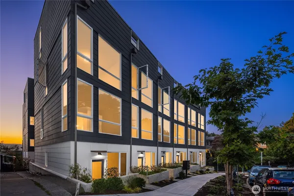 $999,900 | 627 13th Avenue East, Seattle, WA 98102