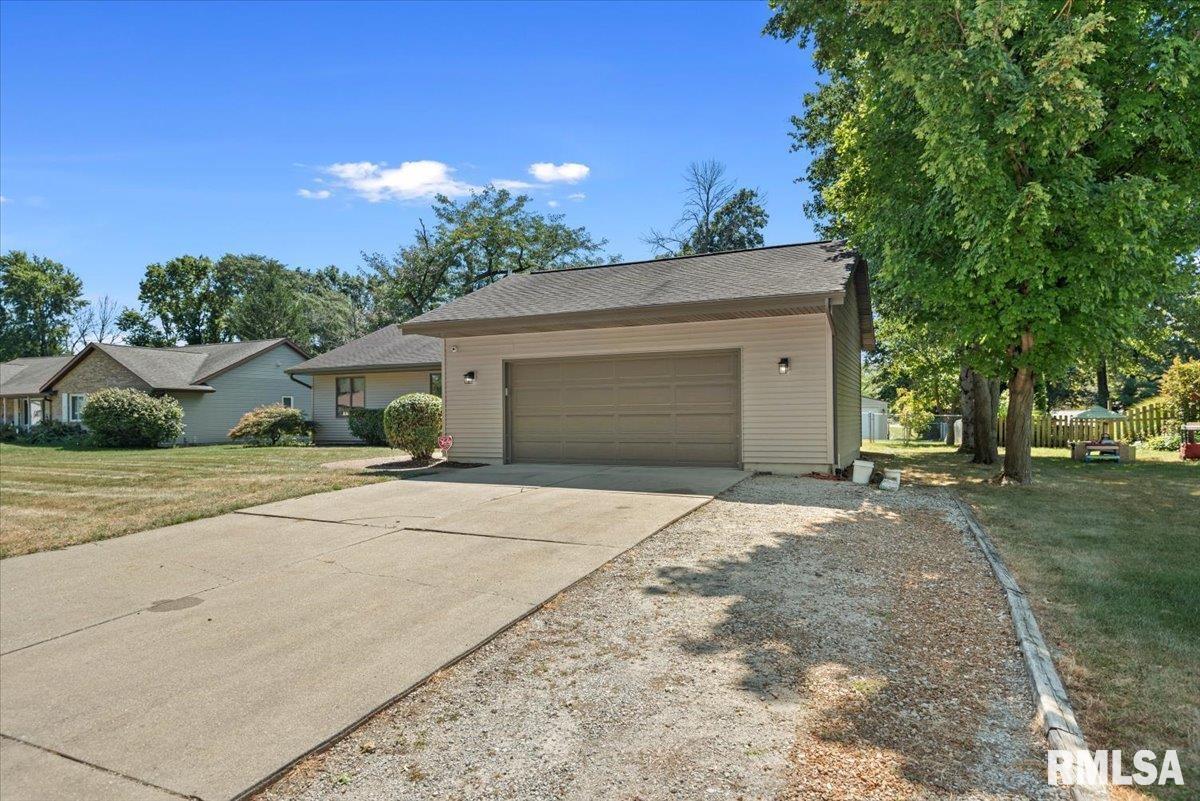 124 Roanoke Drive Rochester, IL 62563 - Photo 3 of 52