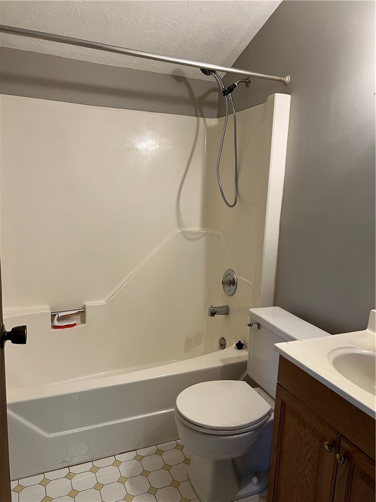 5044 Butler Road Canandaigua Town, NY 14424 - Photo 23 of 45 Full bath in the upstairs in the apartment