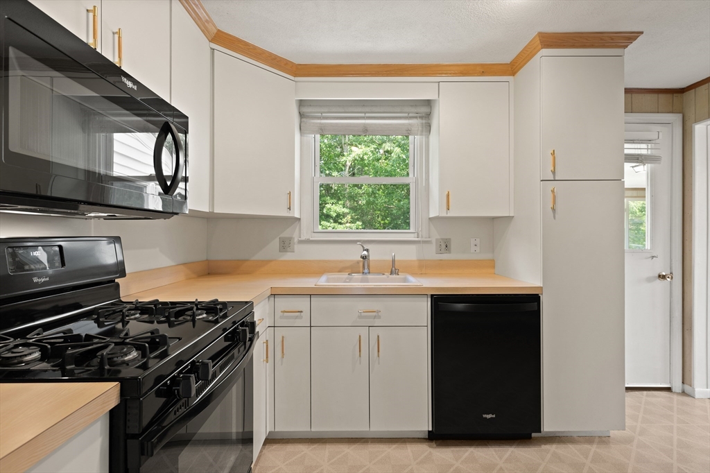 115 Ryan Road Stoughton, MA 02072 - Photo 9 of 34 Gallery Image 9