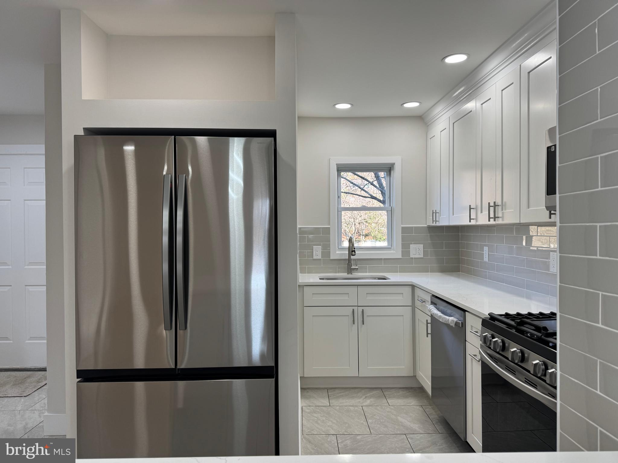 402 Via Cascata Drive Clementon, NJ 08021 - Photo 3 of 14 Kitchen