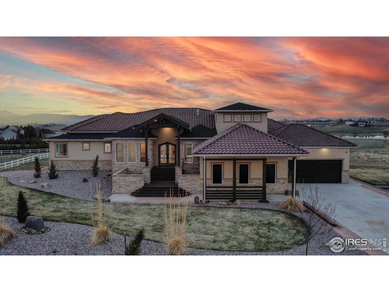 a view of a yard in front of house
