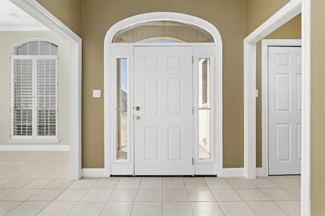 a view of front door with entryway