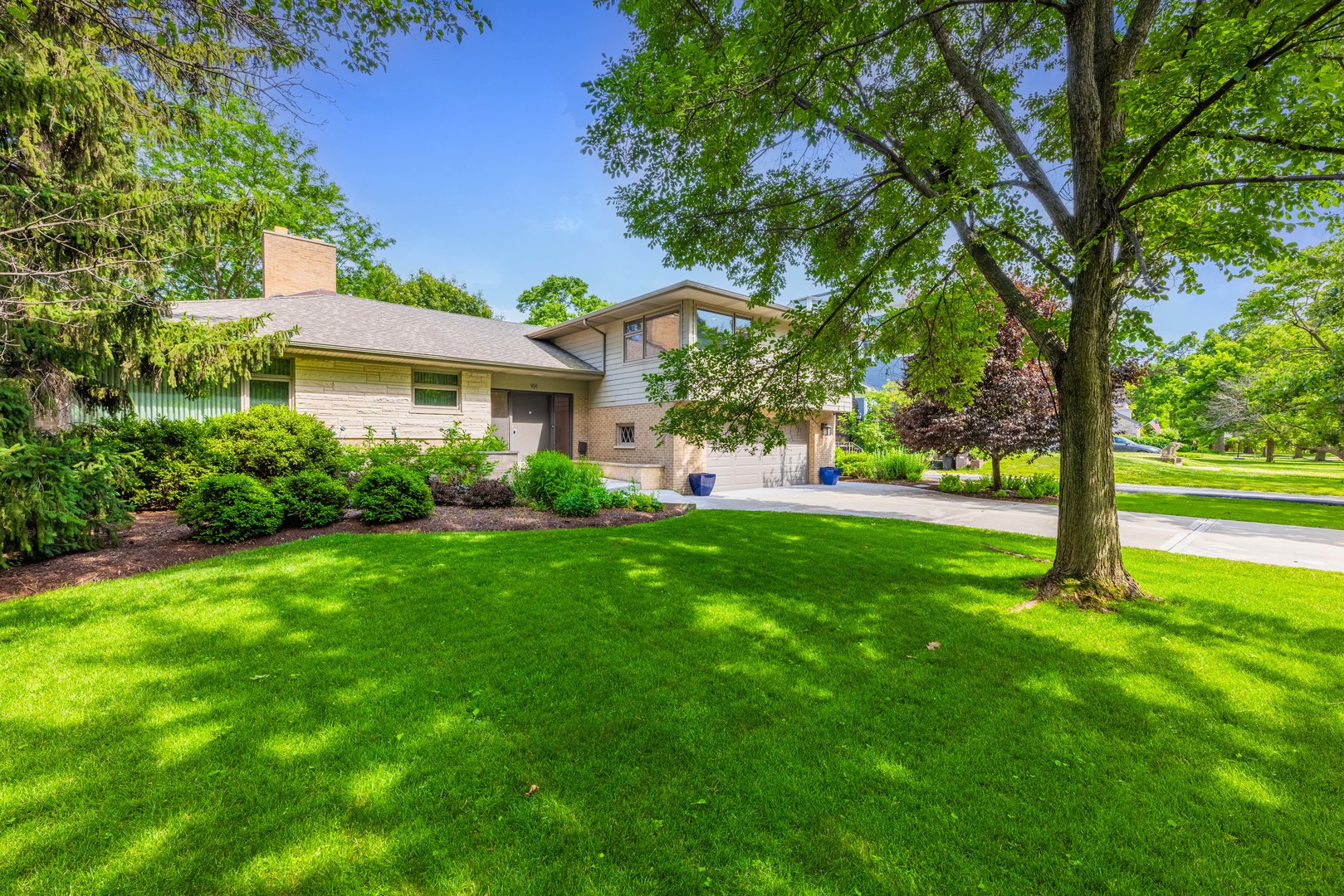 191 Michaux Road Riverside, IL 60546 - Photo 2 of 32