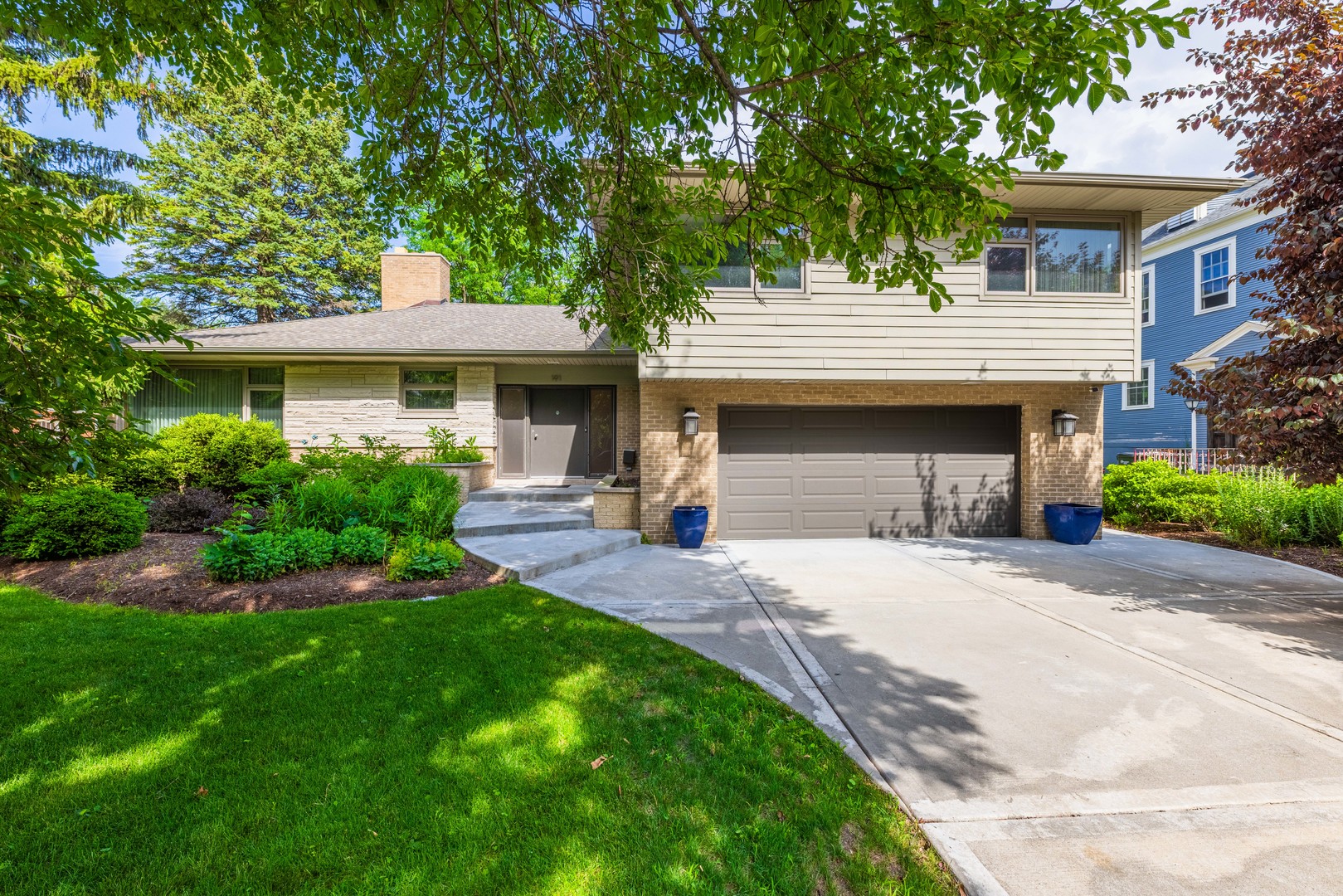 191 Michaux Road Riverside, IL 60546 - Photo 3 of 32