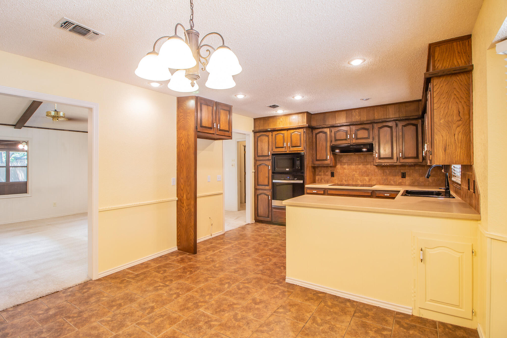 5524 75th Street Lubbock, TX 79424 - Photo 6 of 43 IMG_9110