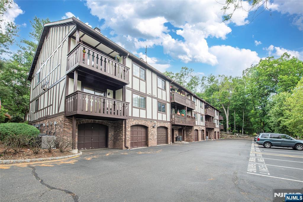 309 Mark Twain Way Mahwah, NJ 07430 - Photo 3 of 21