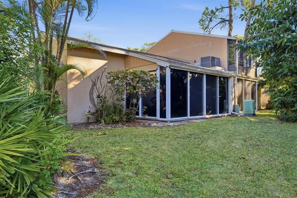 $1,995 | 4819 Village Gardens Drive, Unit 110, Sarasota, FL 34234