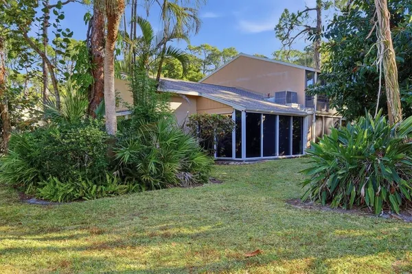 $1,995 | 4819 Village Gardens Drive, Unit 110, Sarasota, FL 34234