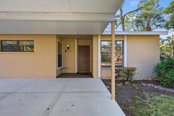 $1,995 | 4819 Village Gardens Drive, Unit 110, Sarasota, FL 34234