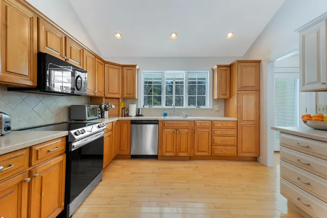 $650,000 | 23 Sunny Acres Lane, Boothbay, ME 04537