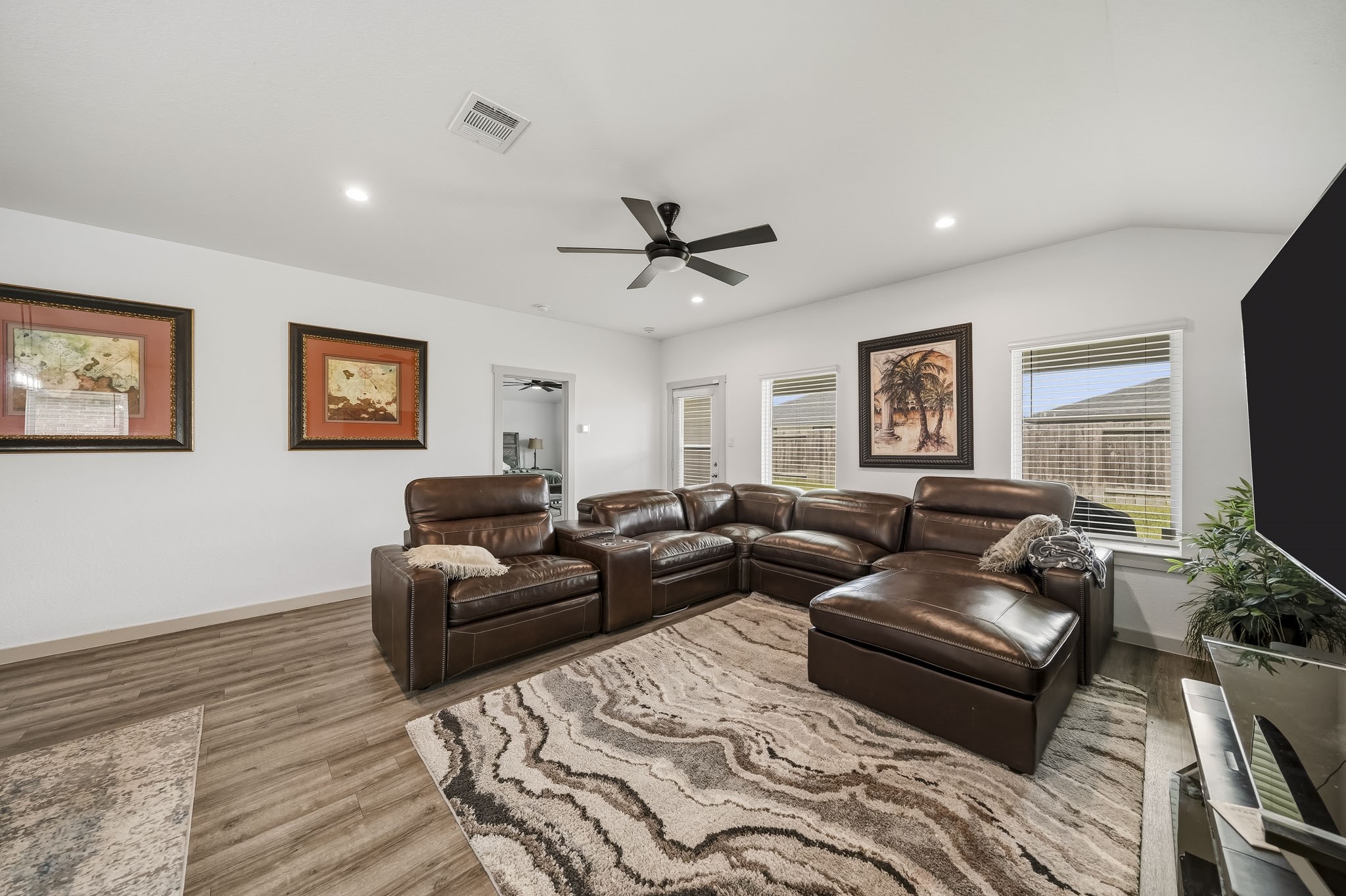 919 Tall Shire Court Rosharon, TX 77583 - Photo 4 of 19 This spacious main living area features high vaulted ceilings, integrated recessed lighting, and a modern ceiling fan.