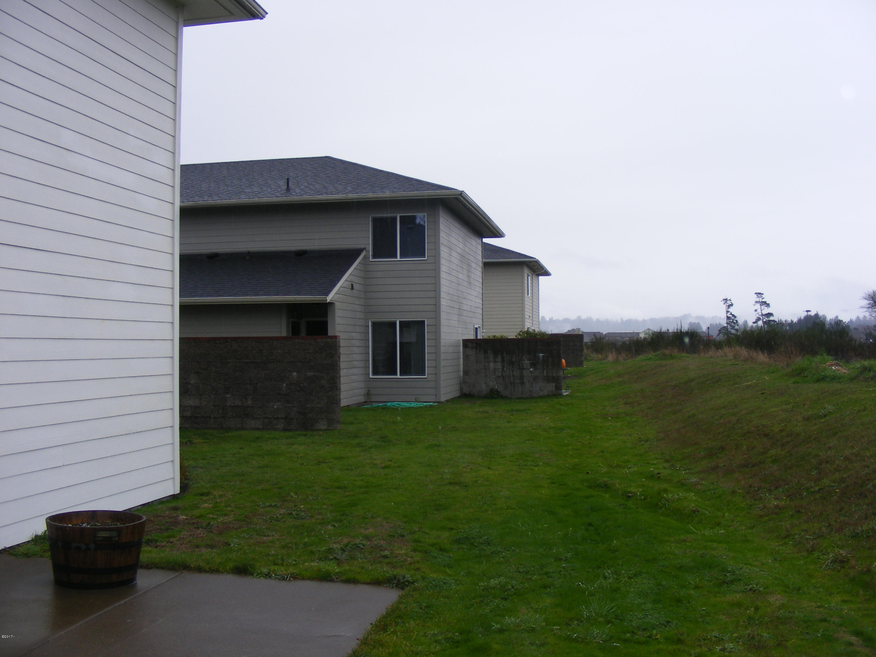 225 Southwest 30th Street Newport, OR 97366 - Photo 21 of 23 rear view 3 buildings