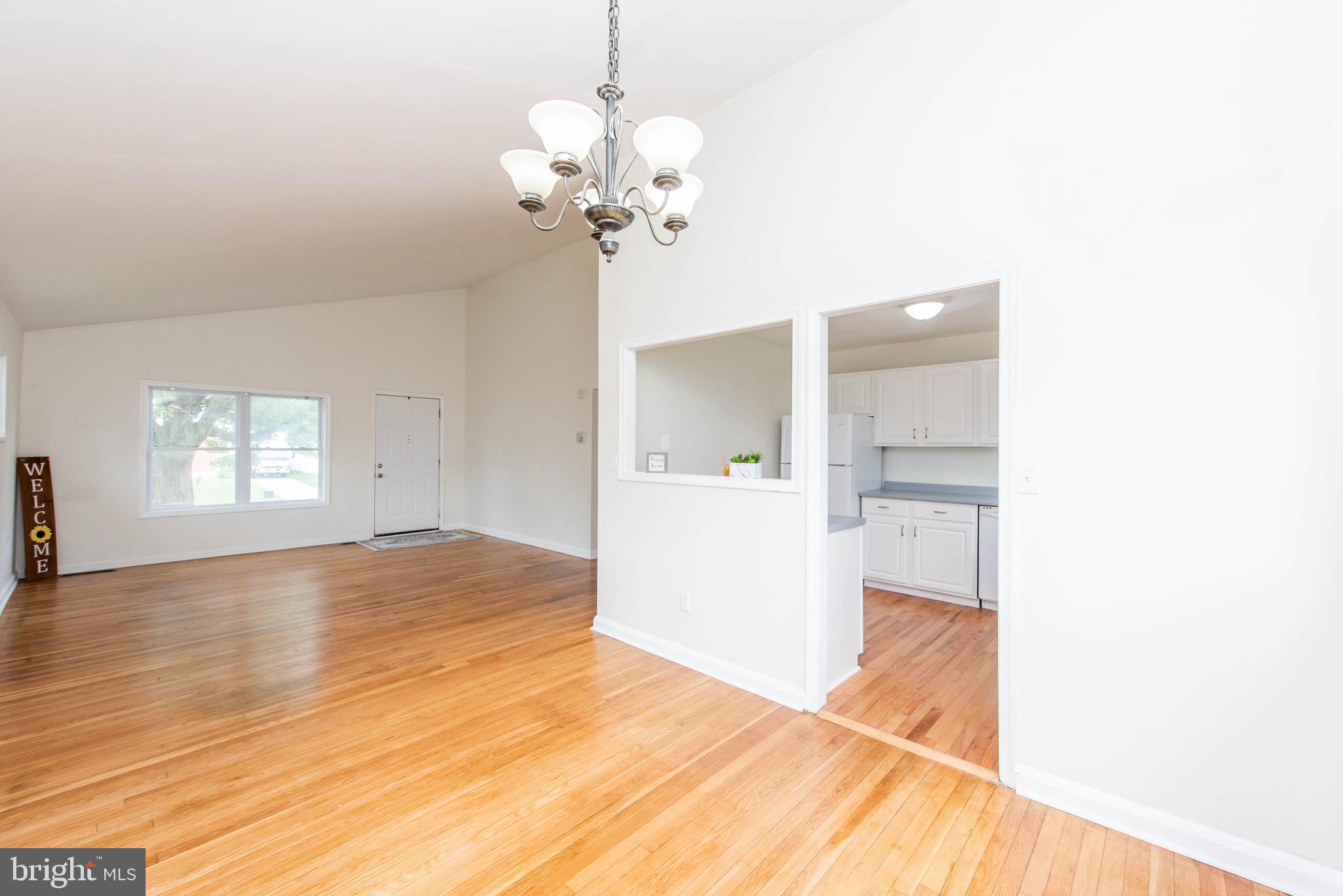 929 Prestwood Road Baltimore, MD 21228 - Photo 9 of 37 Dining room