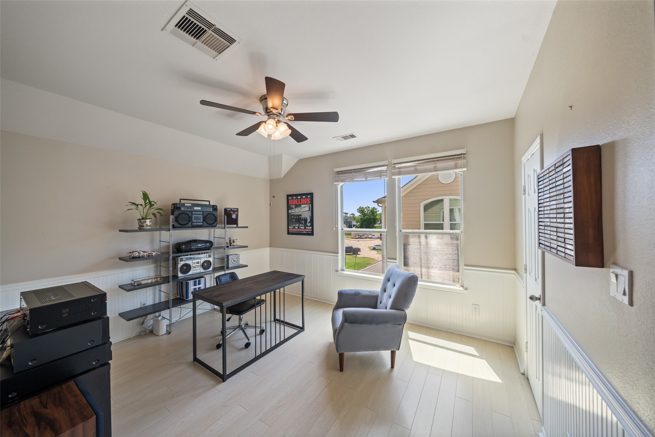 2613 Link Road Houston, TX 77009 - Photo 20 of 28 Another view of the 3rd floor flex space with great natural light and a spacious walk-in closet.