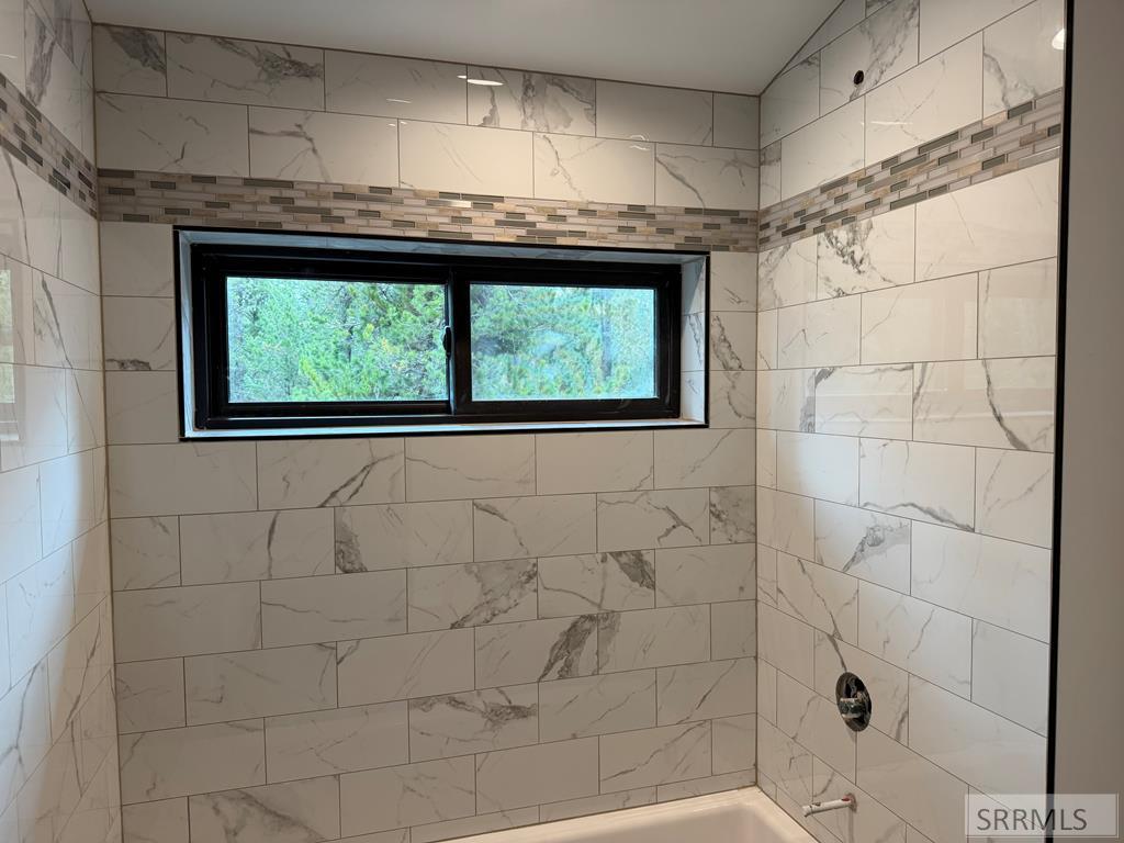 1527 Shadow Run Ashton, ID 83420 - Photo 22 of 31 upper floor bathroom