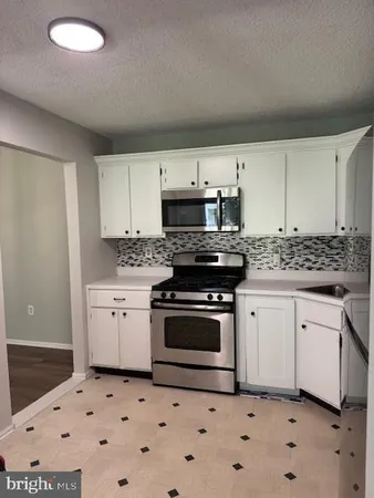 $2,300 | 27 Mendrey Court, Trenton, NJ 08648