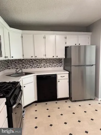$2,300 | 27 Mendrey Court, Trenton, NJ 08648