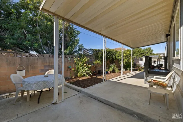 a view of entryway of the house