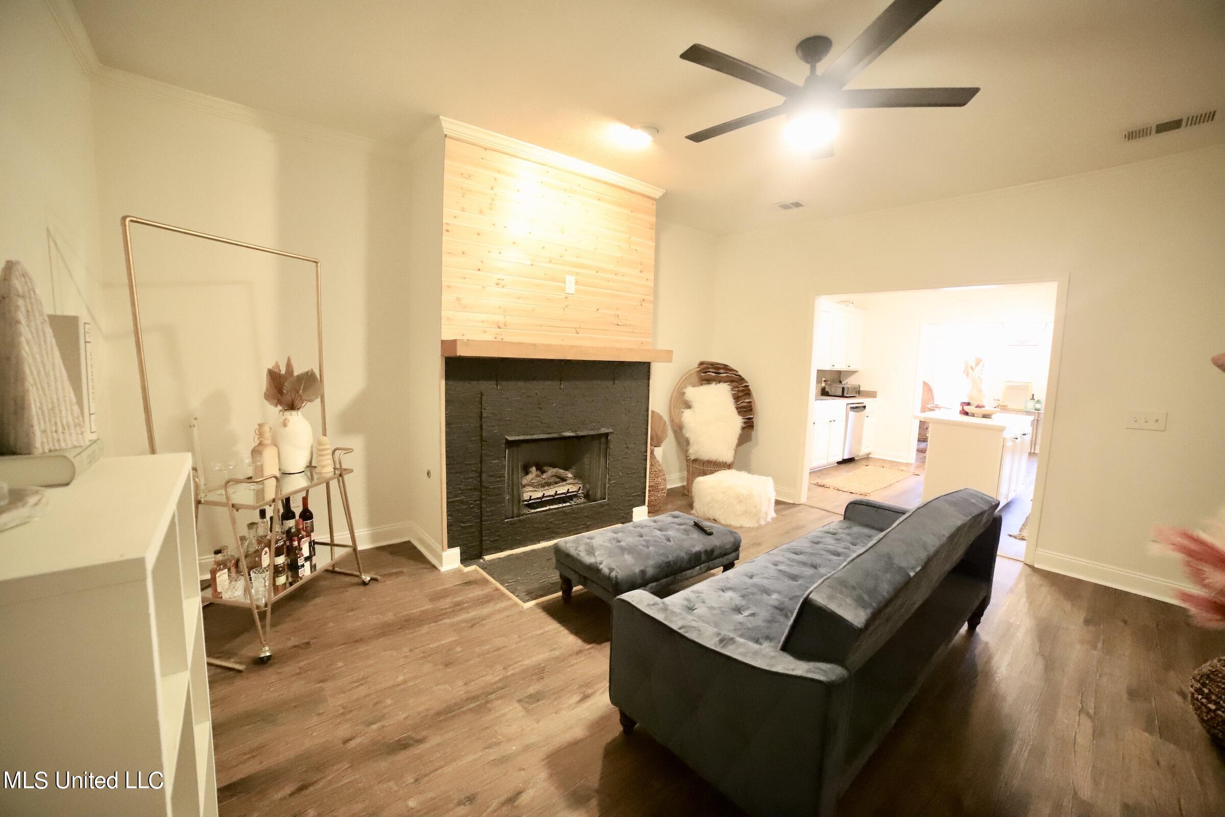 120 Lennox Place Brandon, MS 39042 - Photo 4 of 17 Living 2