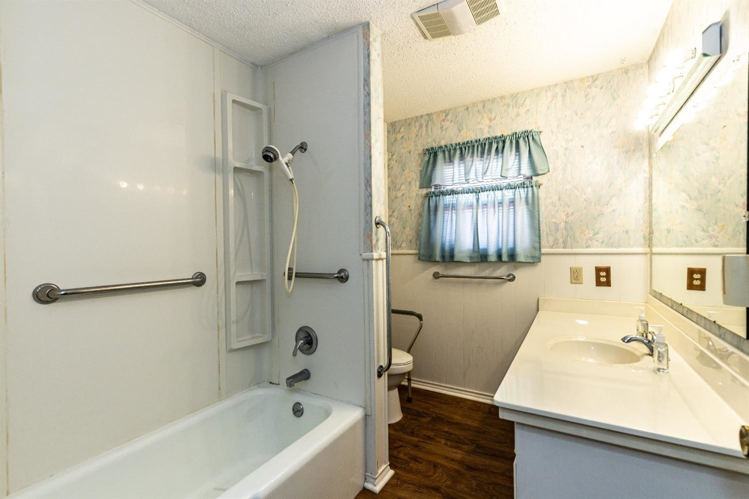 3202 68th Street Lubbock, TX 79413 - Photo 32 of 40 2nd Bathroom