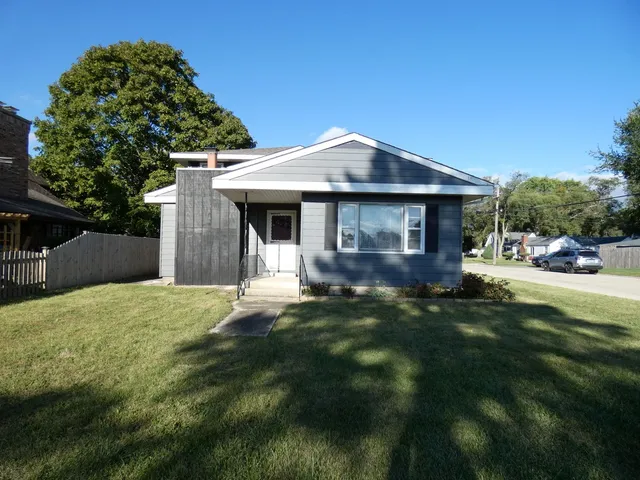 $325,000 | 2300 Greengold Street, Crest Hill, IL 60403