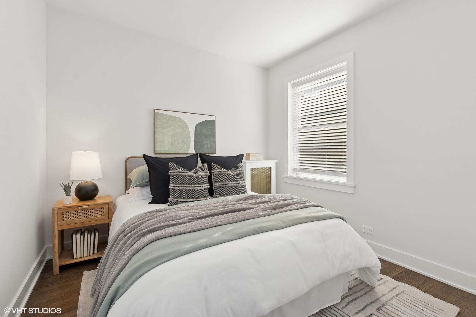 1323 West Addison Street, Unit 1A Chicago, IL 60613 - Photo 13 of 15 a bedroom with a bed and a window