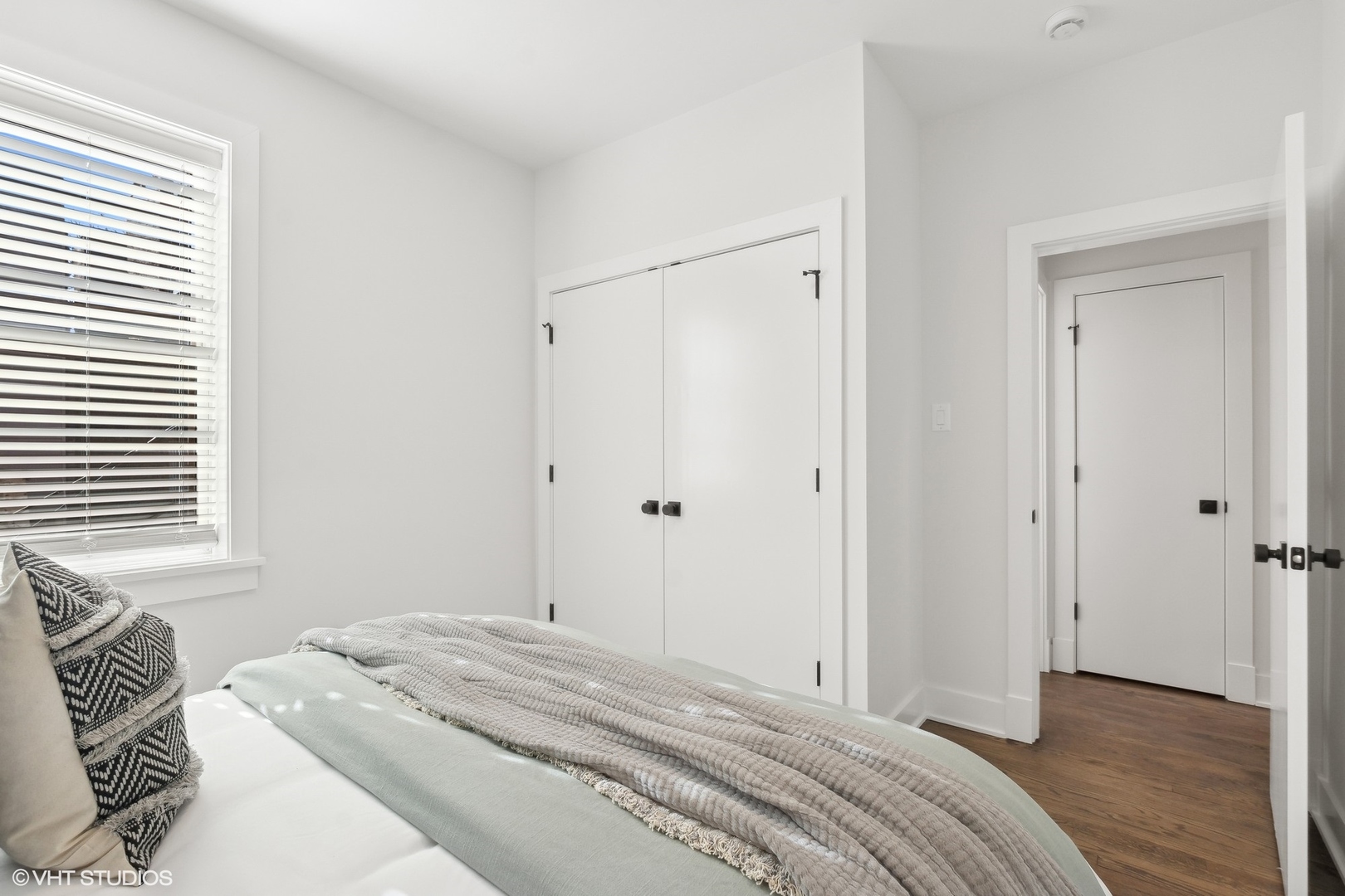 1323 West Addison Street, Unit 1A Chicago, IL 60613 - Photo 14 of 15 a bedroom with a bed and a window