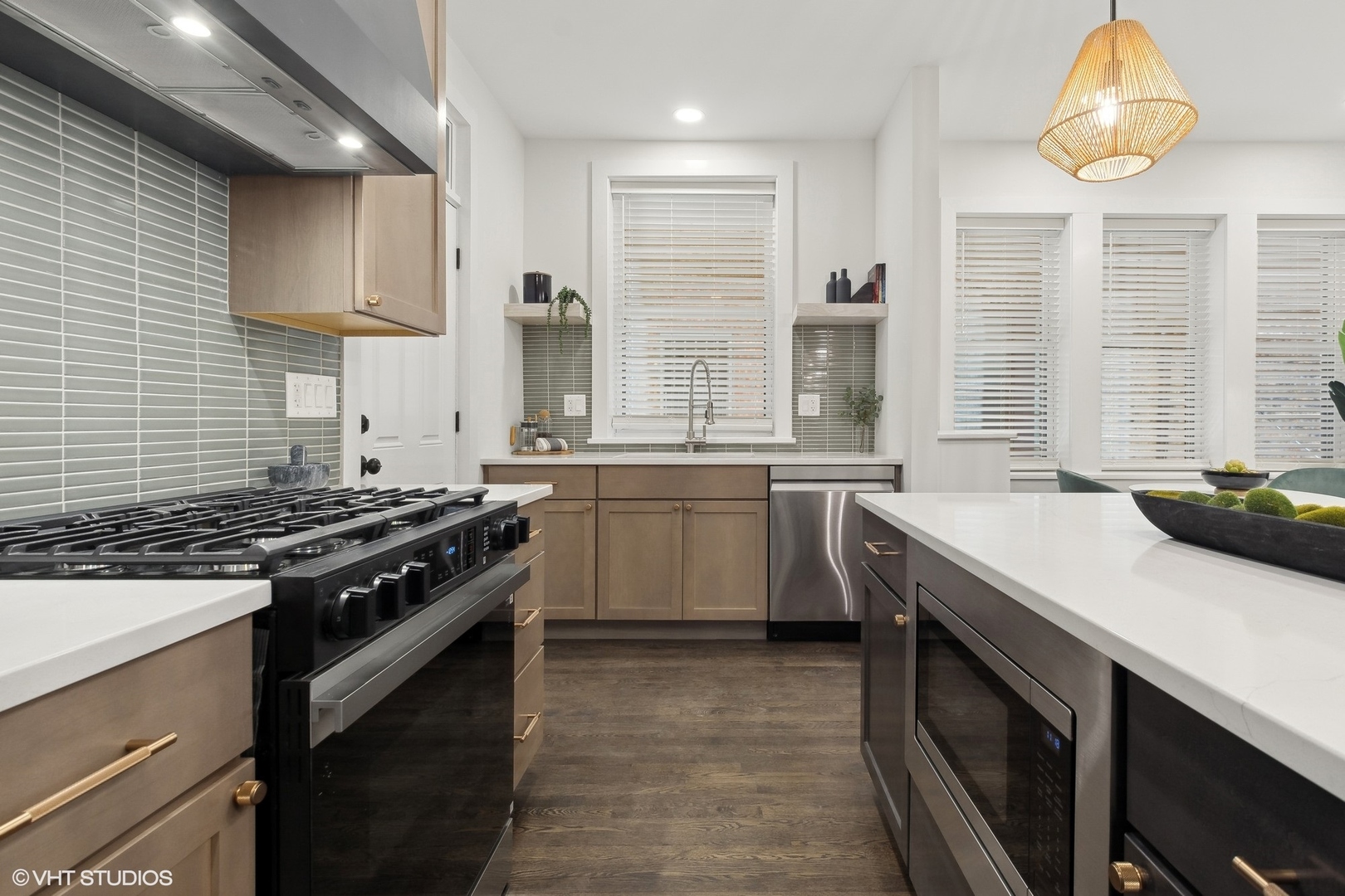 1323 West Addison Street, Unit 1A Chicago, IL 60613 - Photo 8 of 15 a kitchen that has a sink and a stove