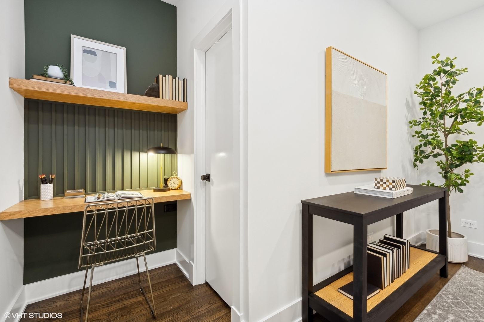 1323 West Addison Street, Unit 1A Chicago, IL 60613 - Photo 9 of 15 a view of a hallway with seating area