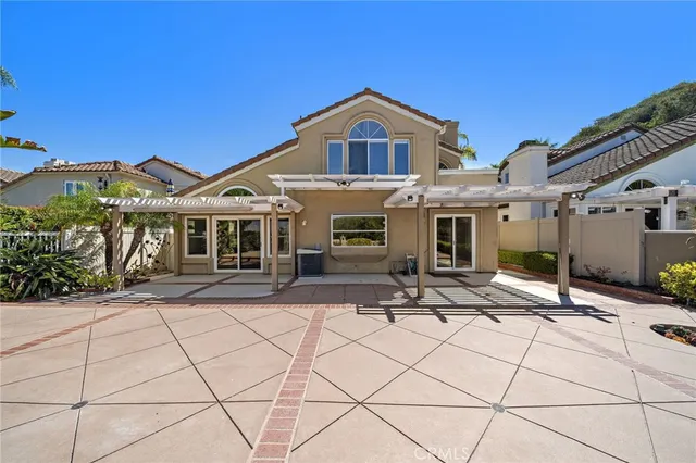 a view of a house with backyard