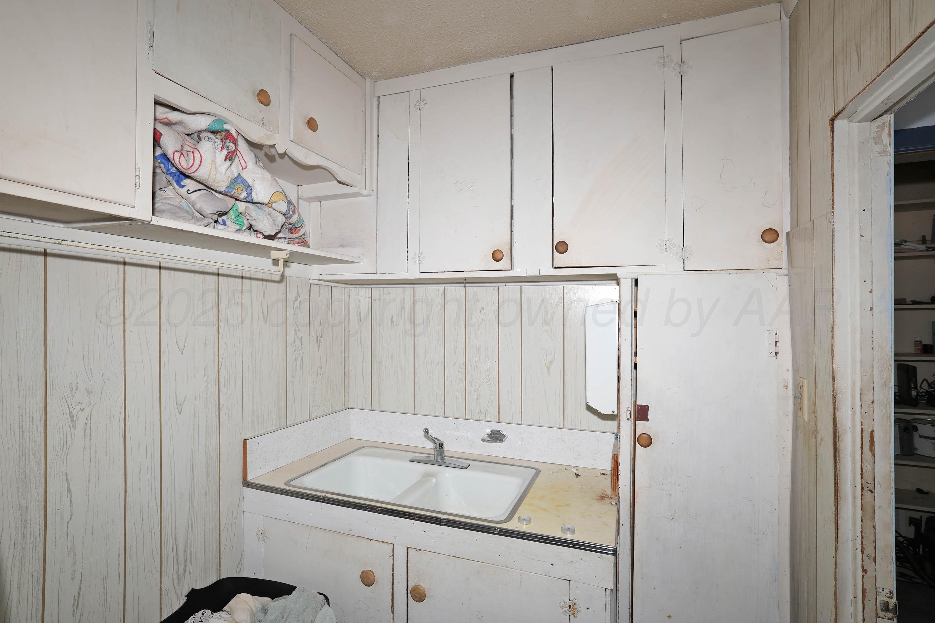2001 Northwest 13th Avenue Amarillo, TX 79107 - Photo 20 of 35 a bathroom with a sink and vanity
