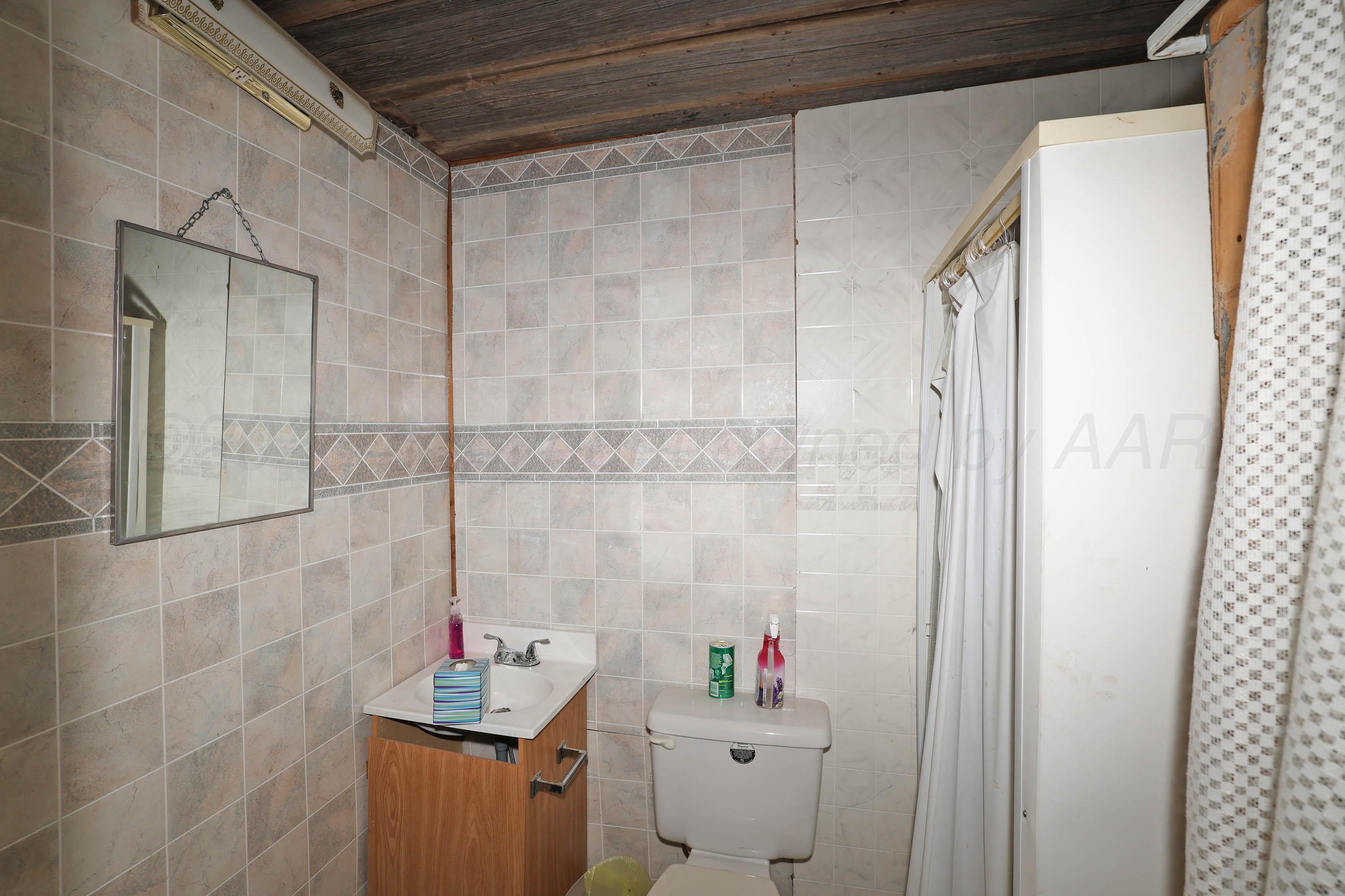 2001 Northwest 13th Avenue Amarillo, TX 79107 - Photo 33 of 35 a bathroom with a sink toilet and shower