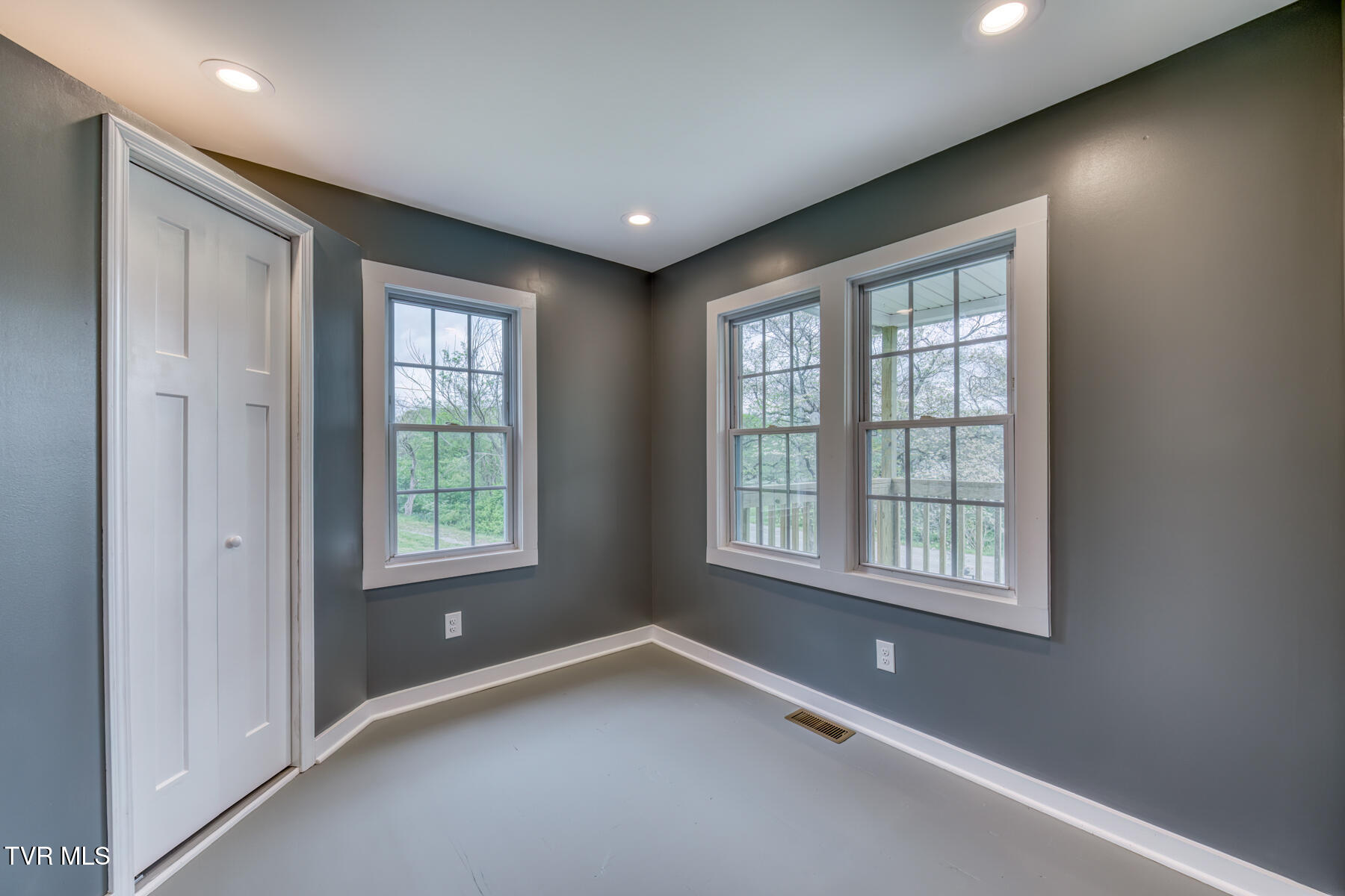 232 Emmett Road Bristol, TN 37620 - Photo 8 of 29 232 Emmett Rd-7