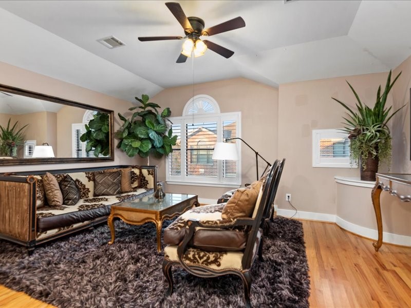 5941 South Loop E Freeway, Unit 504 Houston, TX 77033 - Photo 15 of 39 a living room with furniture and a large window