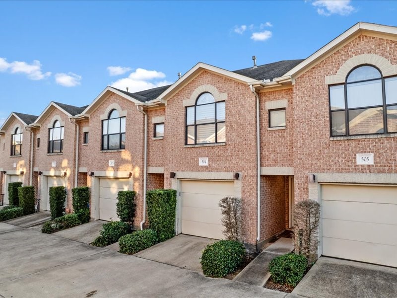 5941 South Loop E Freeway, Unit 504 Houston, TX 77033 - Photo 2 of 39 a front view of a house with garden