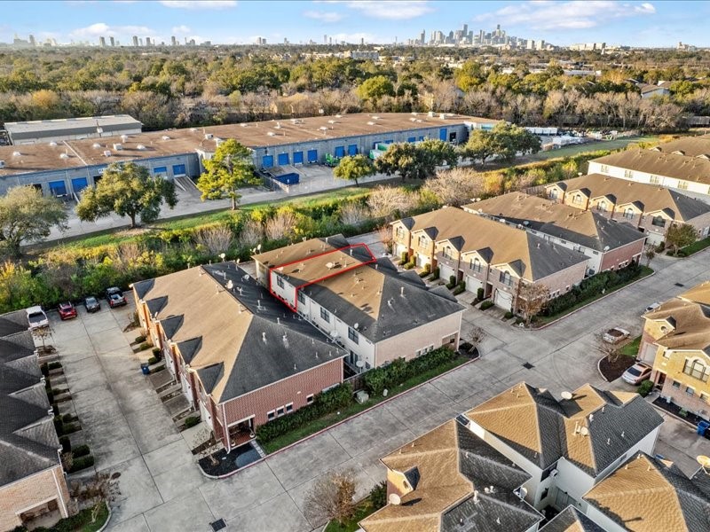 5941 South Loop E Freeway, Unit 504 Houston, TX 77033 - Photo 36 of 39 an aerial view of a swimming pool and mountain view