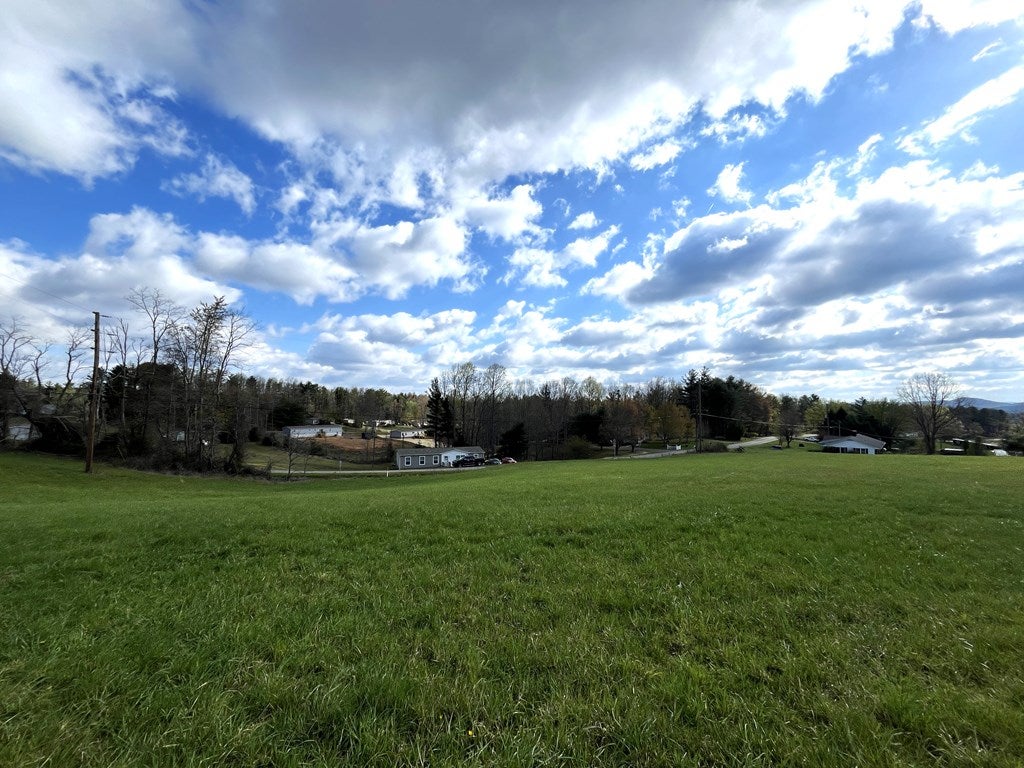 586 Deer Ridge Road Hillsville, VA 24343 - Photo 9 of 34 Gallery Image 9