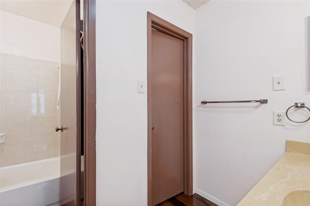 5981 Arapaho Road, Unit 309 Dallas, TX 75248 - Photo 10 of 13 a bathroom with a bathtub