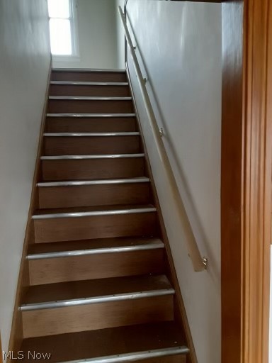 18800 Neff Road Cleveland, OH 44119 - Photo 21 of 38 View of staircase