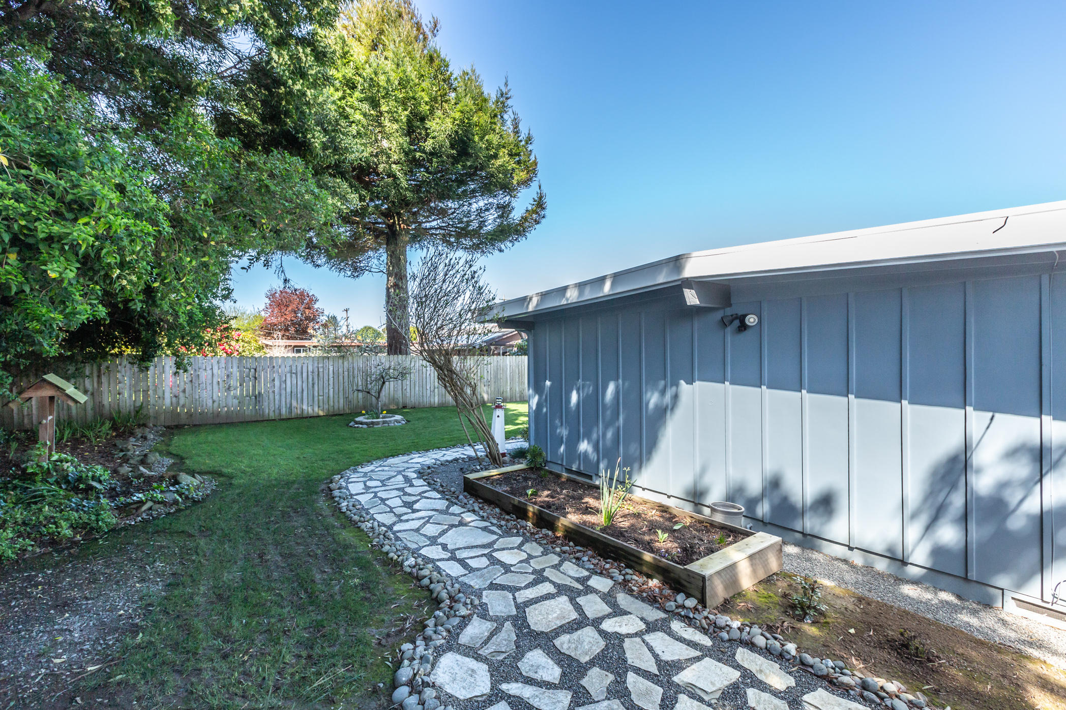 3372 Edgewood Road Myrtletown, CA 95501 - Photo 37 of 44 a backyard of a house