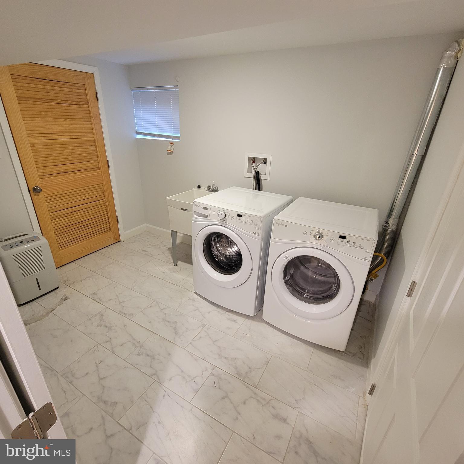 18320 Metz Drive Germantown, MD 20874 - Photo 18 of 31 a utility room with dryer and washer