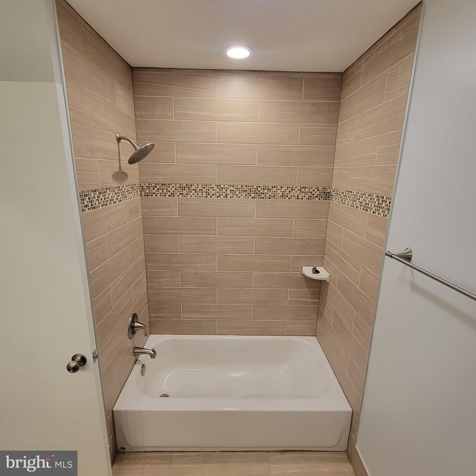 18320 Metz Drive Germantown, MD 20874 - Photo 10 of 31 a bathroom with a bathtub