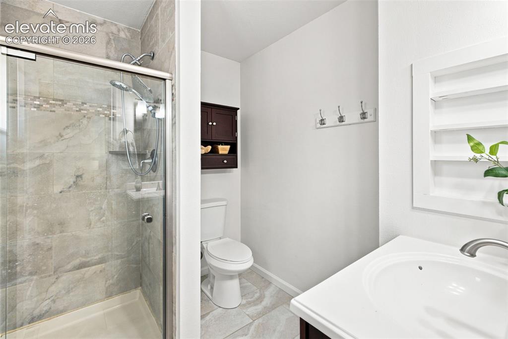 1239 Suncrest Way Colorado Springs, CO 80906 - Photo 30 of 46 Primary bath - main level