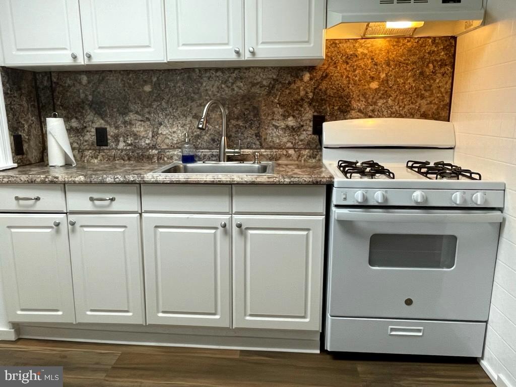 506 Rancocas Avenue Hainesport, NJ 08036 - Photo 6 of 22 a stove top oven sitting inside of a kitchen