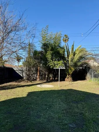 a view of a backyard