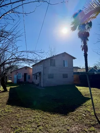 a view of a back yard