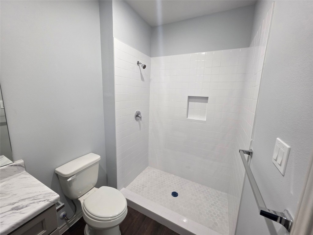 213 Dipping Stream Street Houston, TX 77076 - Photo 7 of 10 Primary bathroom